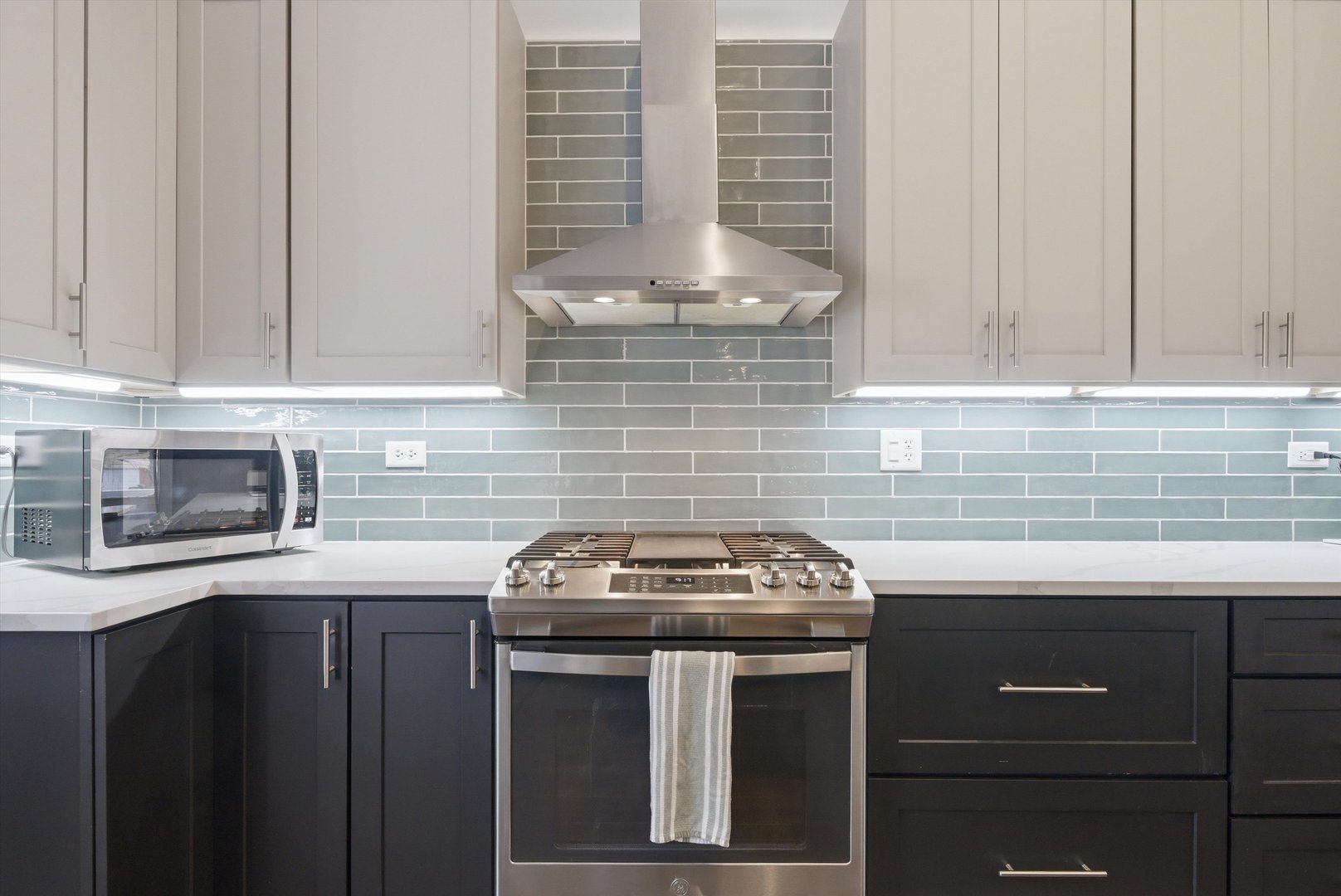 816 W FLORENCE Street, McHenry, IL 60051