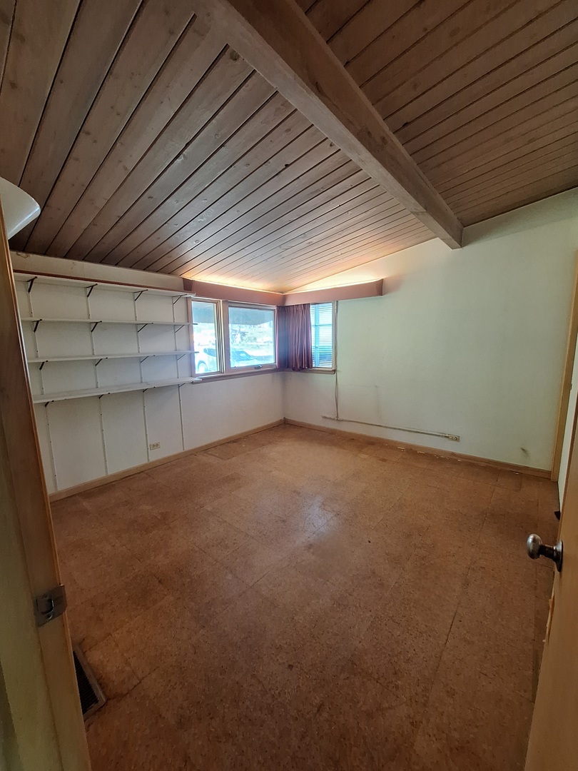 2065 Hickory Lane, Schaumburg, IL 60195