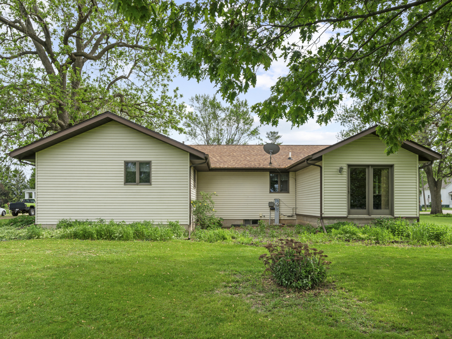 302 E Brown Street, Earlville, IL 60518