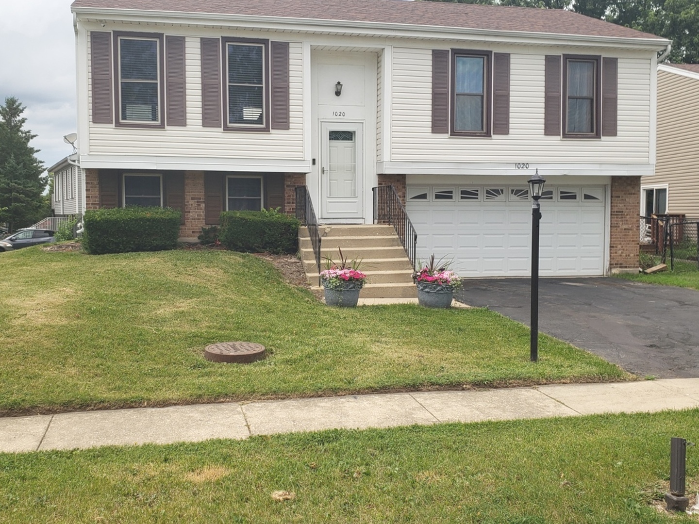 1020 Woodside Drive, Roselle, IL 60172