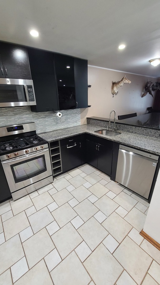 7548 Clarendon Hills Road #1B, Willowbrook, IL 60527