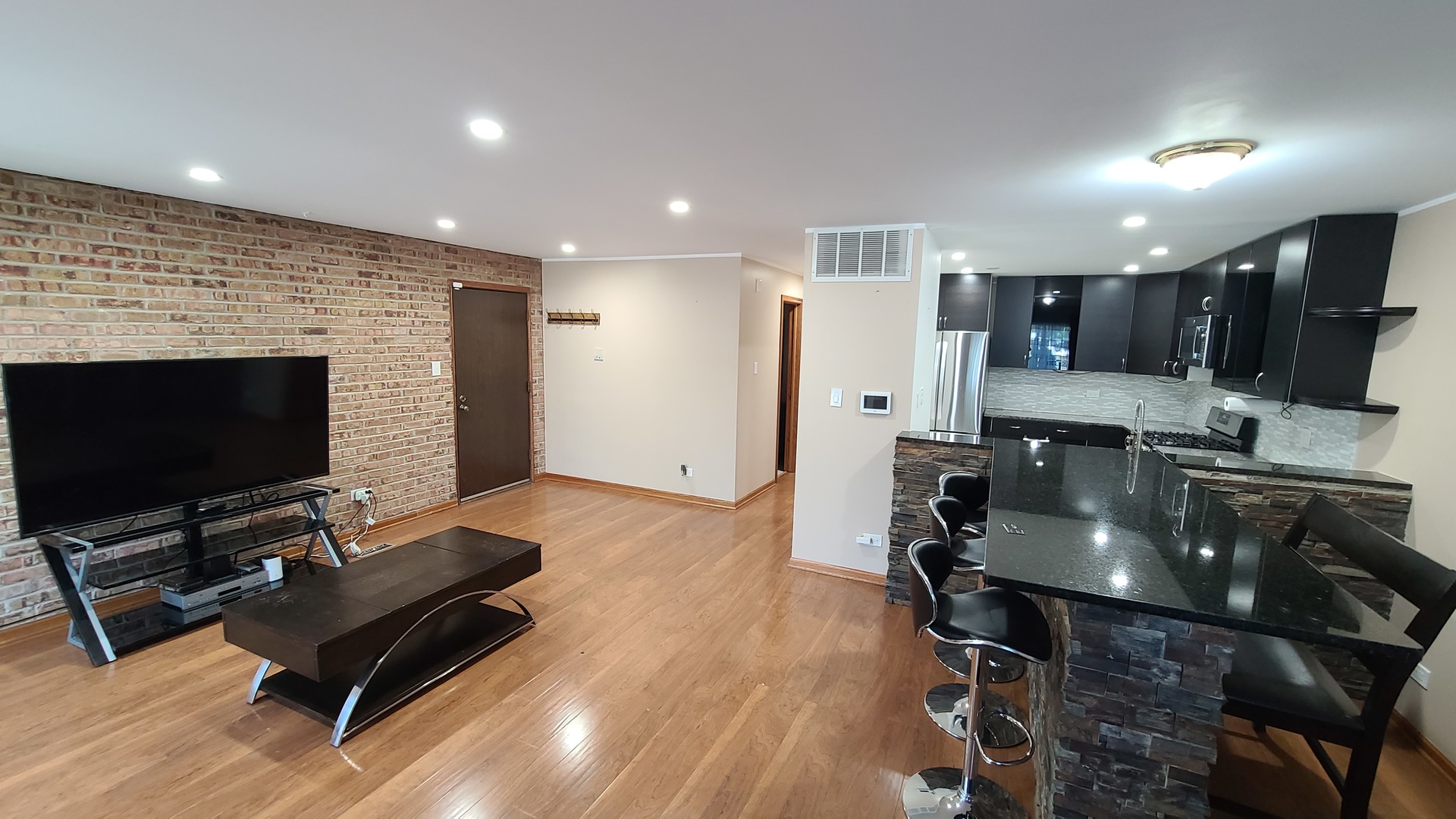 7548 Clarendon Hills Road #1B, Willowbrook, IL 60527