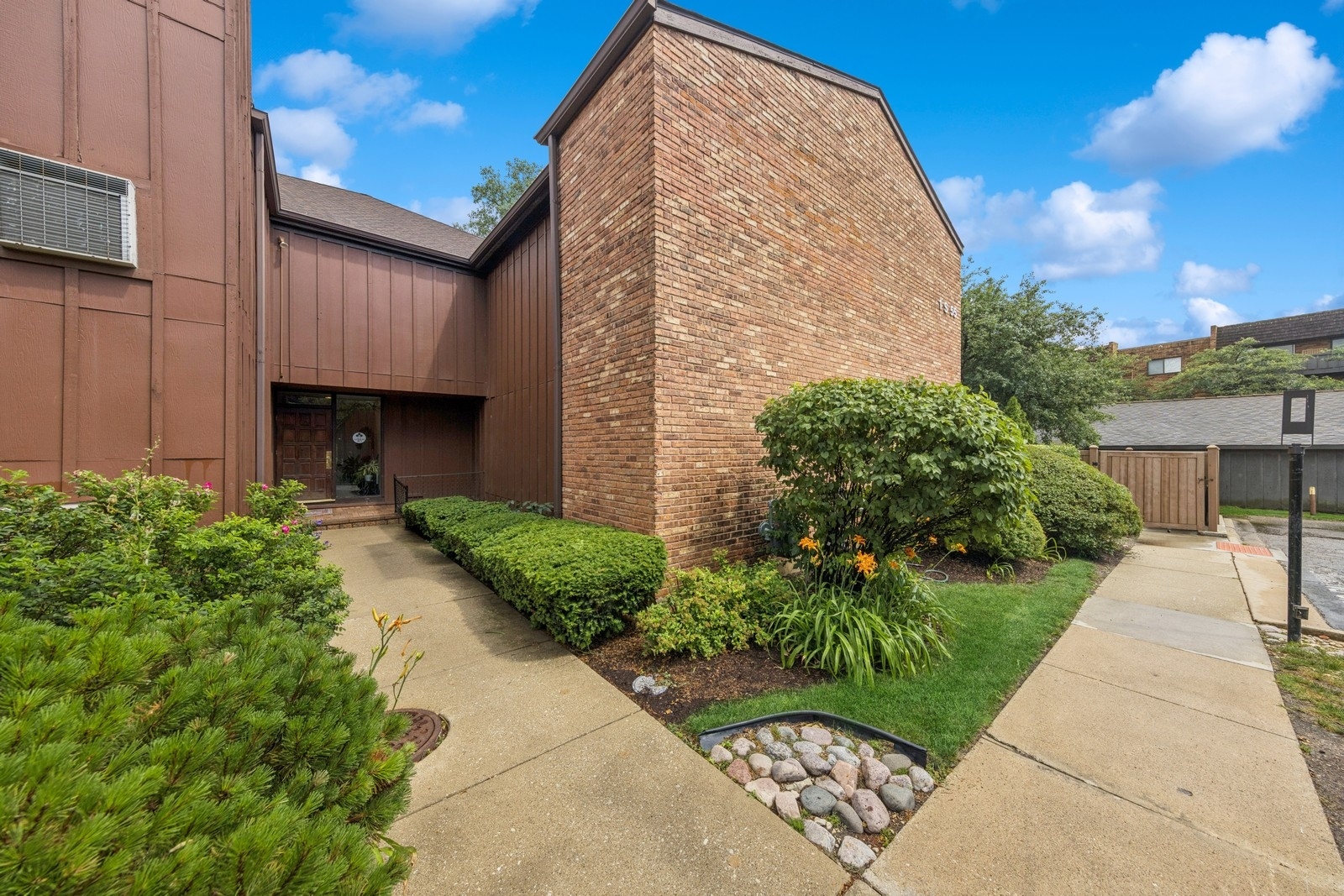 1S055 SPRING Road #2B, Oakbrook Terrace, IL 60181