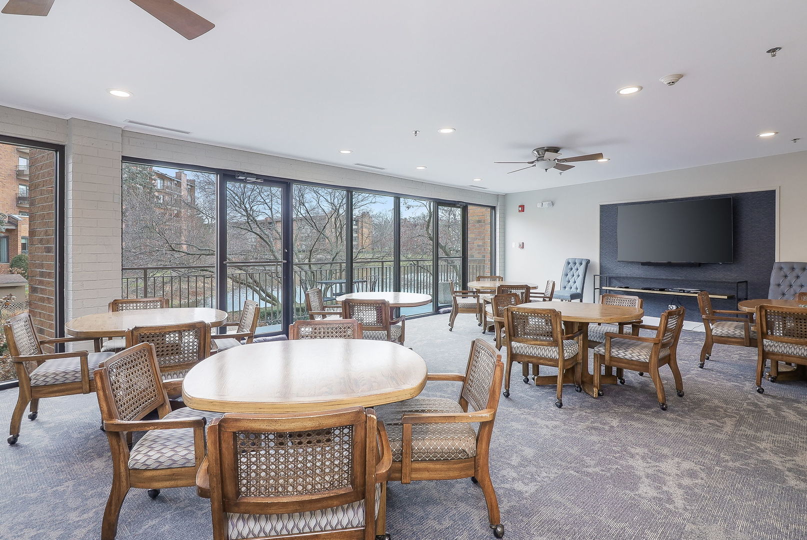 601 Lake Hinsdale Drive #411, Willowbrook, IL 60527