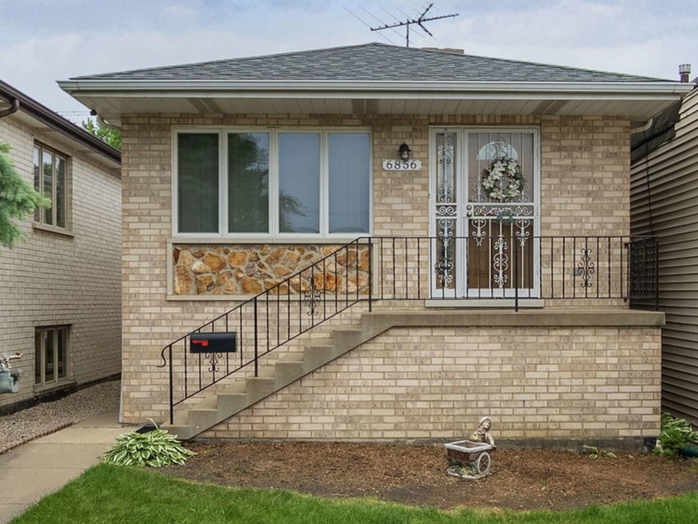 6856 W Montrose Avenue, Harwood Heights, IL 60706