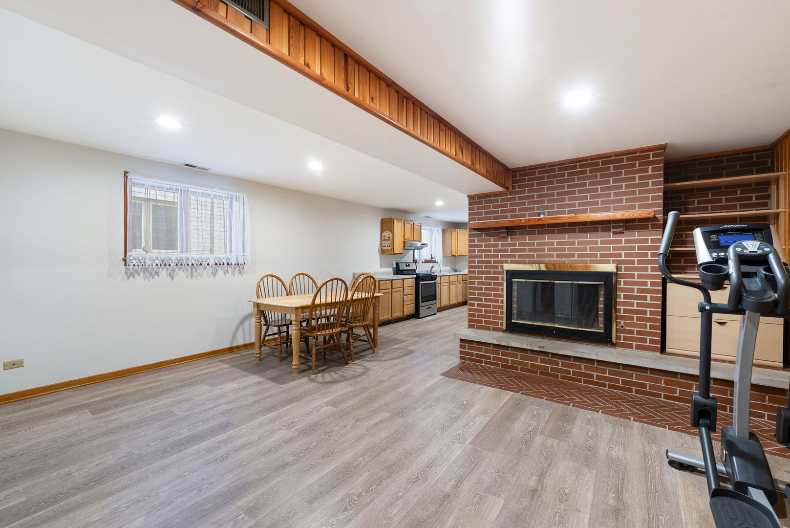 6856 W Montrose Avenue, Harwood Heights, IL 60706