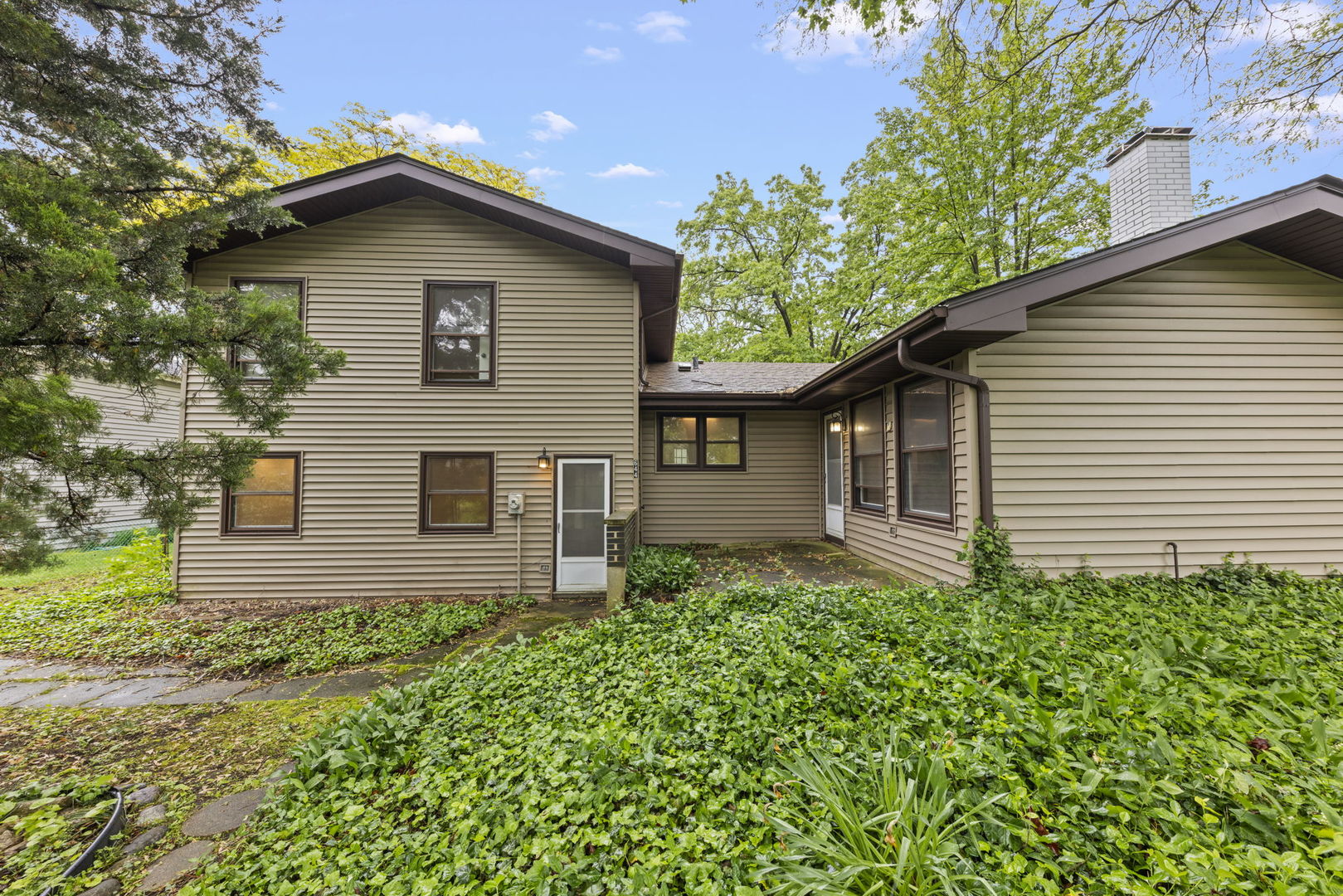 2s644 Devonshire Lane, Glen Ellyn, IL 60137