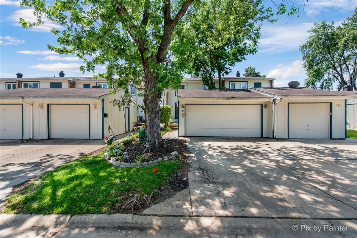 285 Colony Green Drive, Bloomingdale, IL 60108