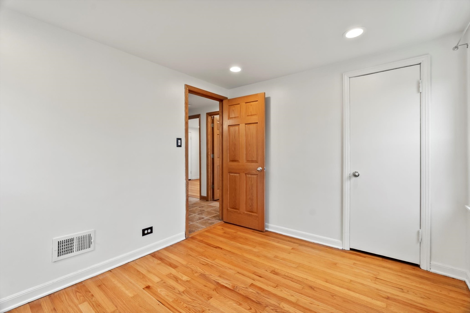 5239 S Rutherford Avenue, Chicago, IL 60638