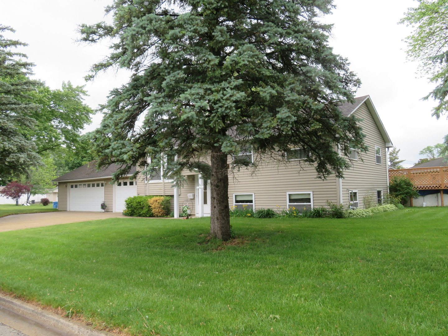 321 Maple Drive, Morris, IL 60450