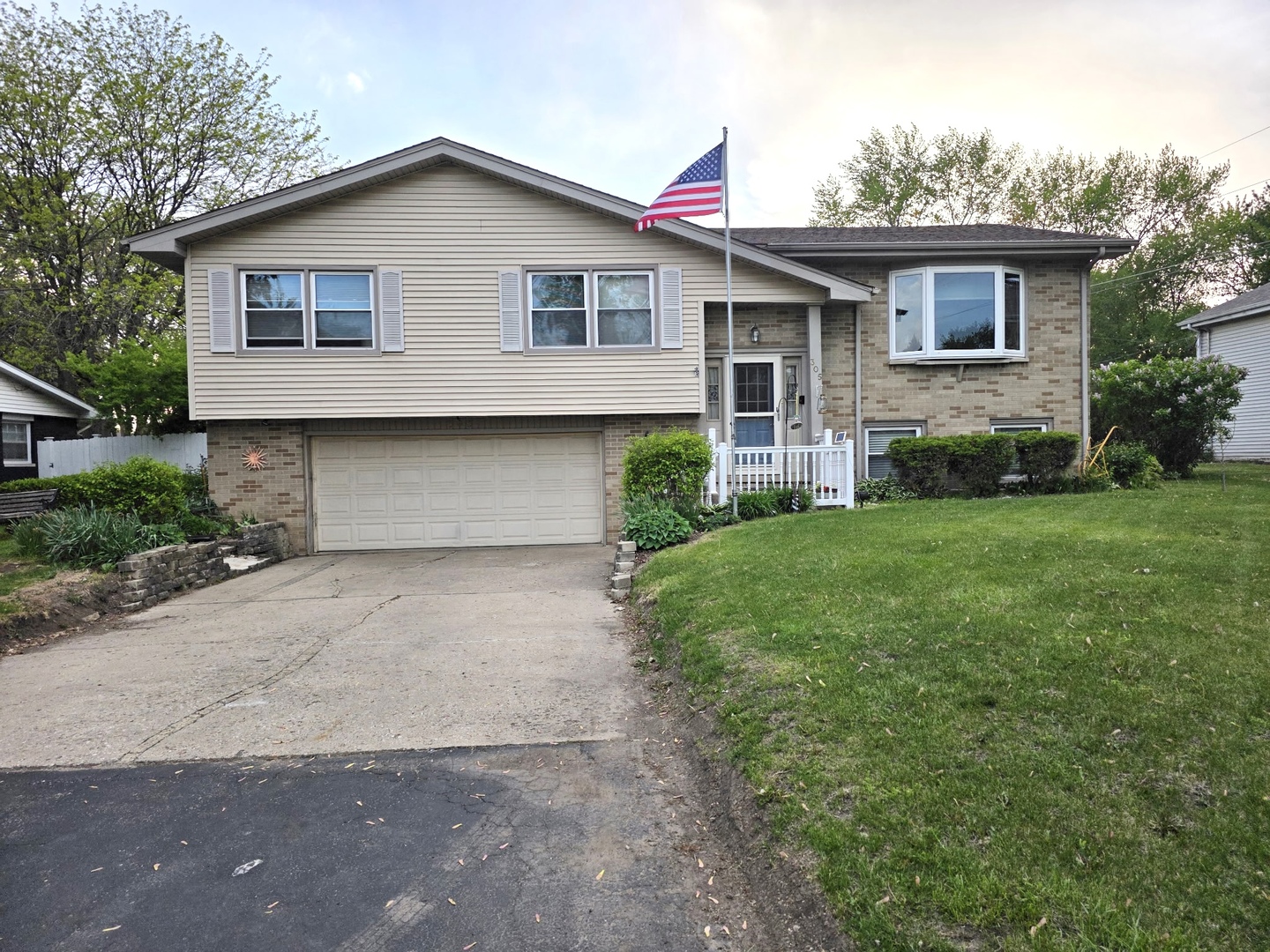 305 Arrowhead Drive, Shorewood, IL 60404