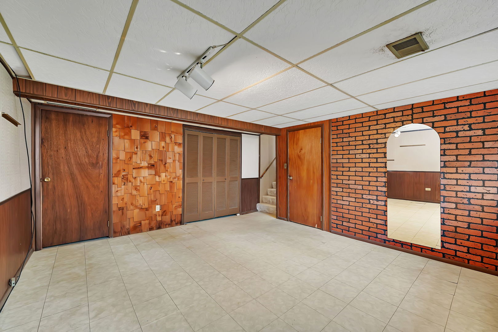 8 E Eureka Street, Lemont, IL 60439