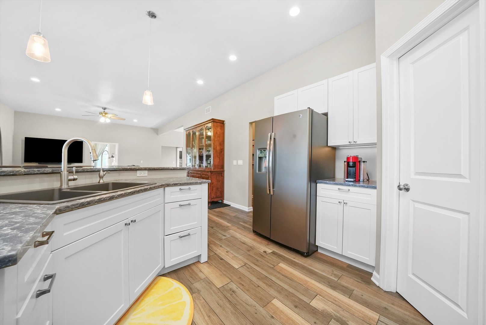 2215 N Woodlawn Park Avenue, McHenry, IL 60051