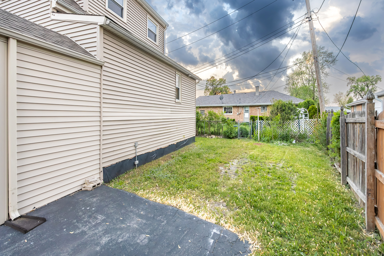 11030 S Nagle Avenue, Worth, IL 60482