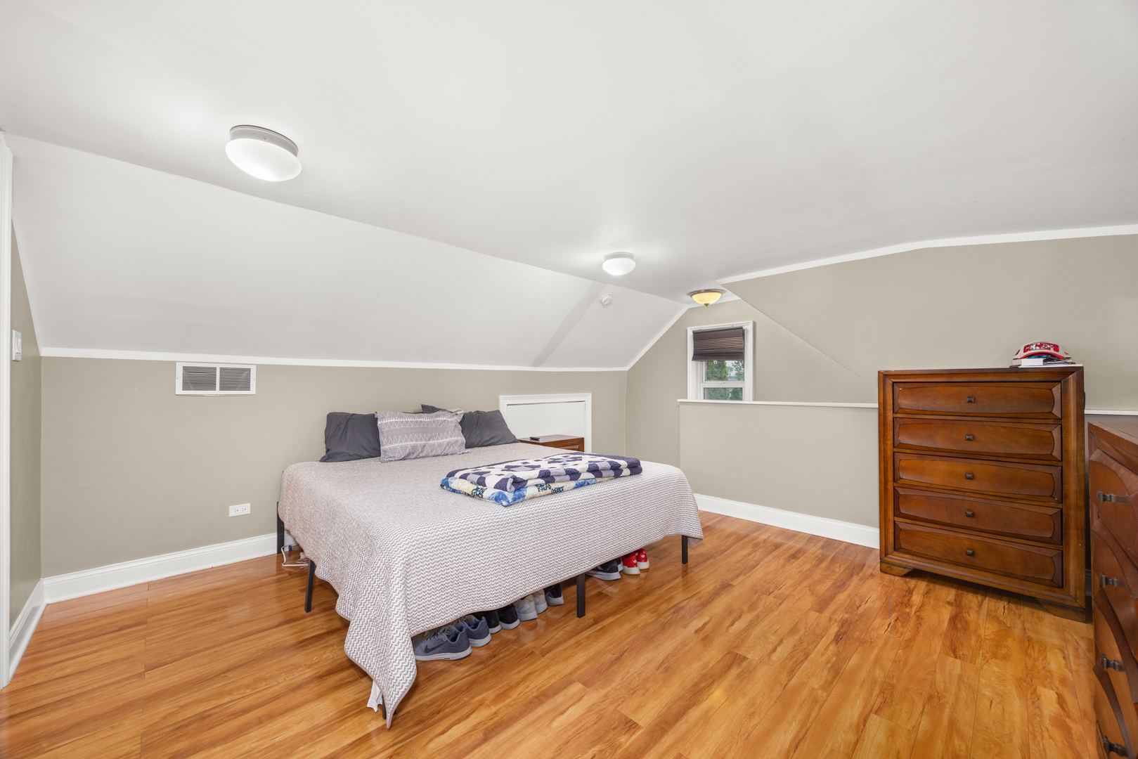 11030 S Nagle Avenue, Worth, IL 60482