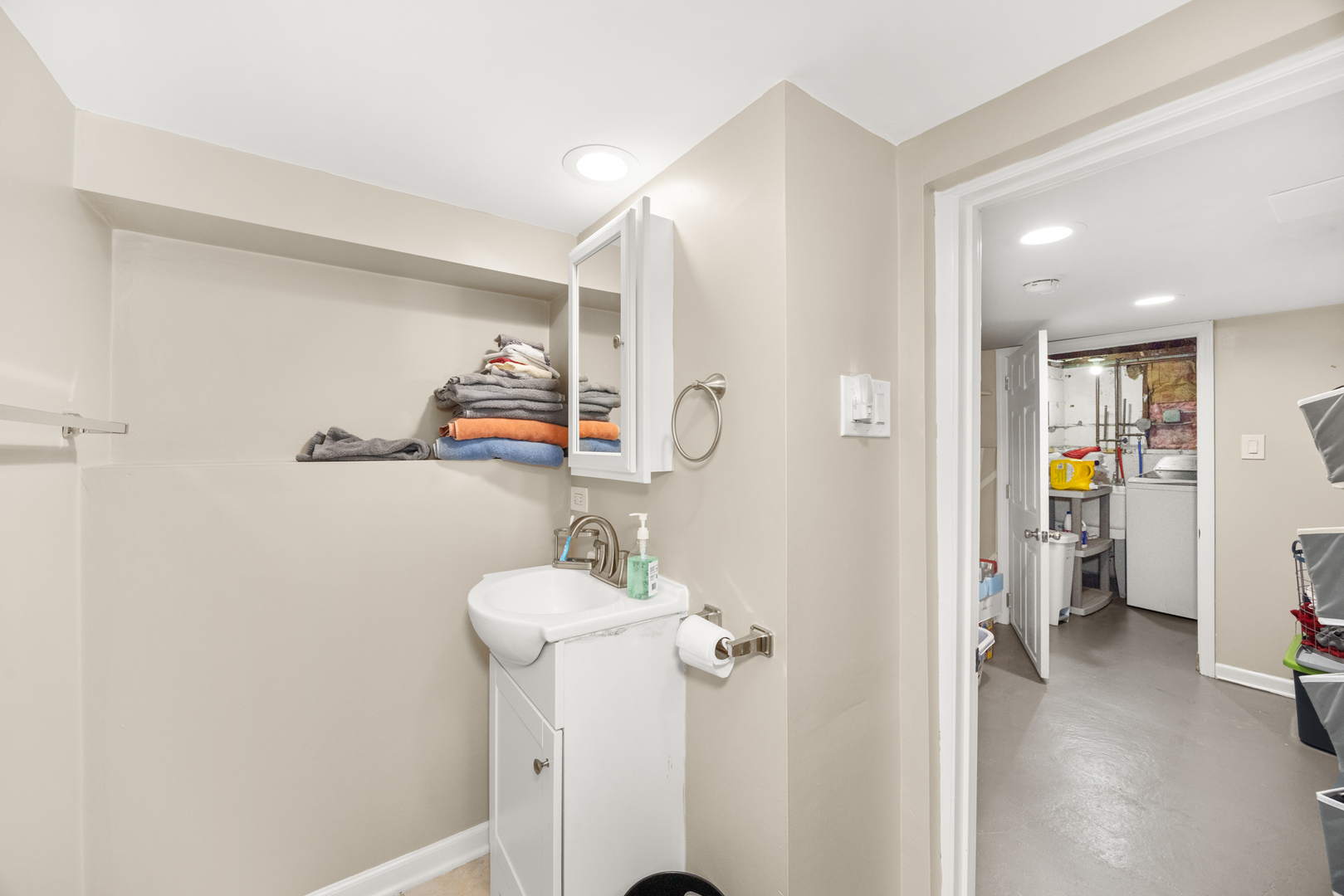 11030 S Nagle Avenue, Worth, IL 60482