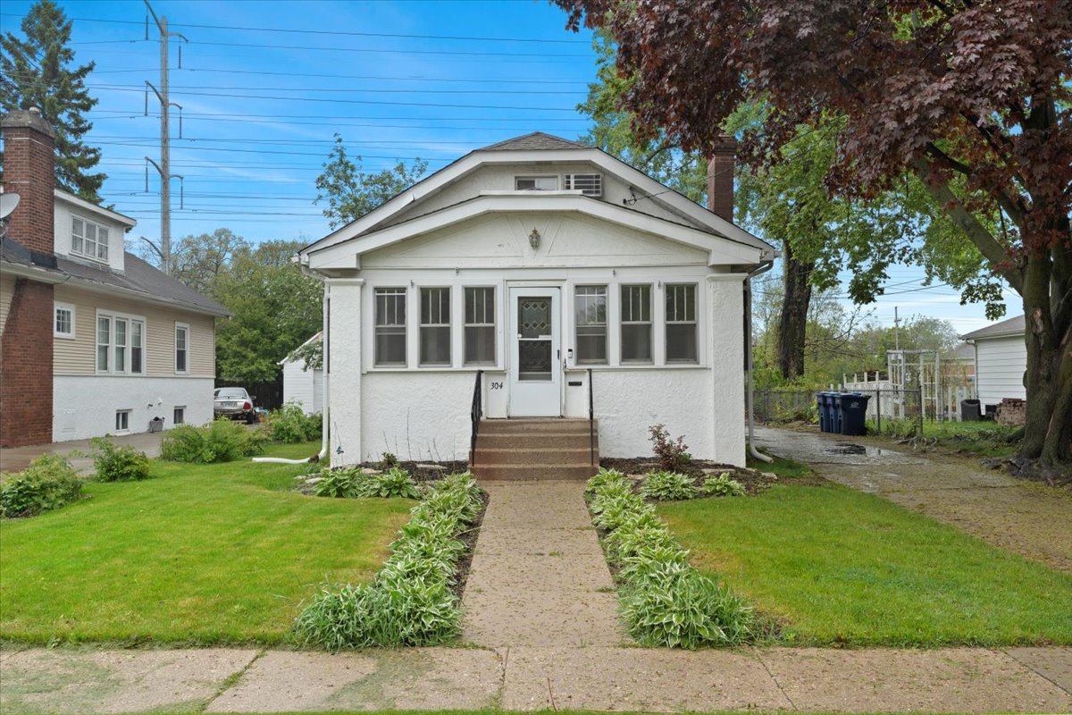 304 W Keith Avenue, Waukegan, IL 60085