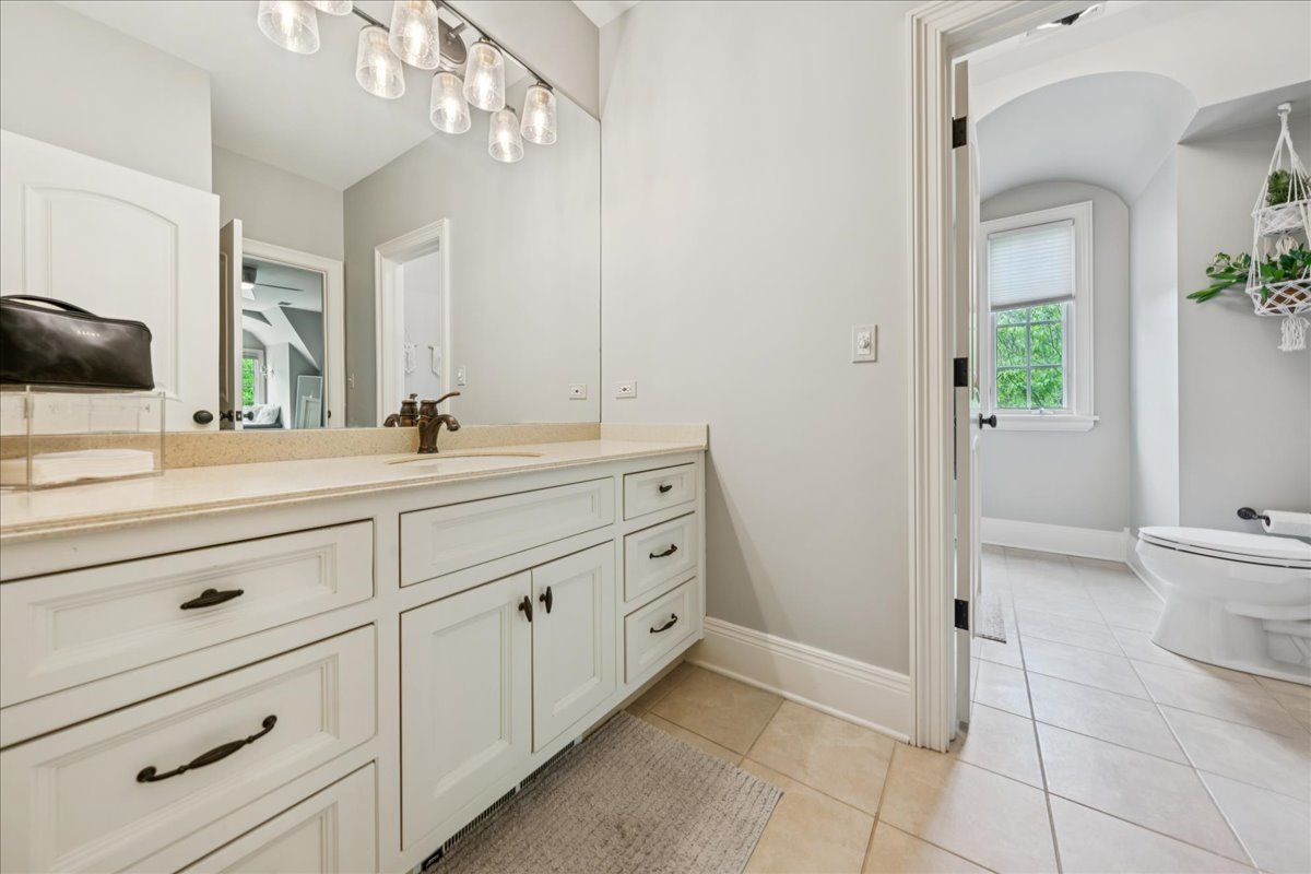 2122 Stonebridge Court, Wheaton, IL 60189