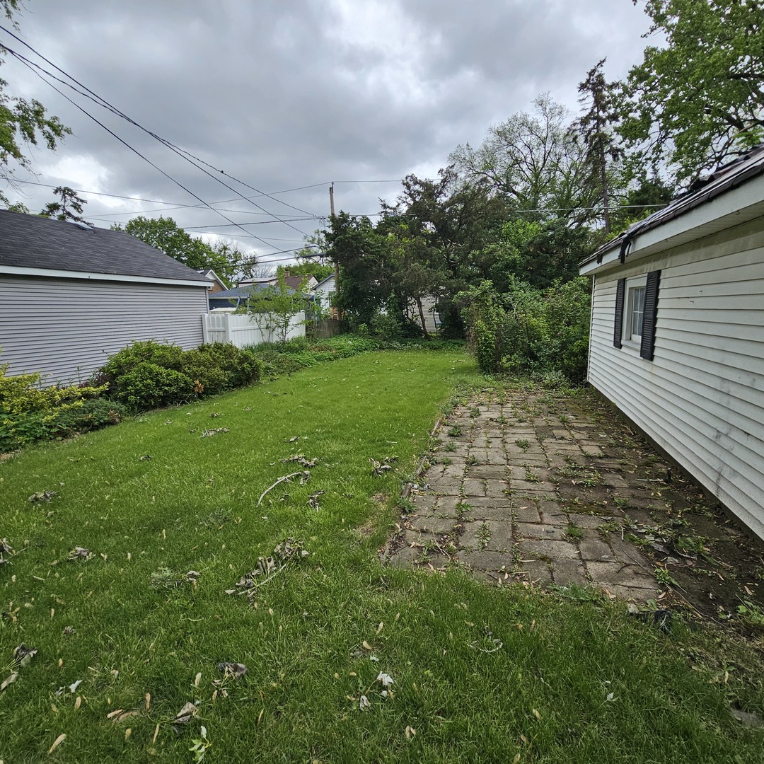 237 Pine Street, Villa Park, IL 60181