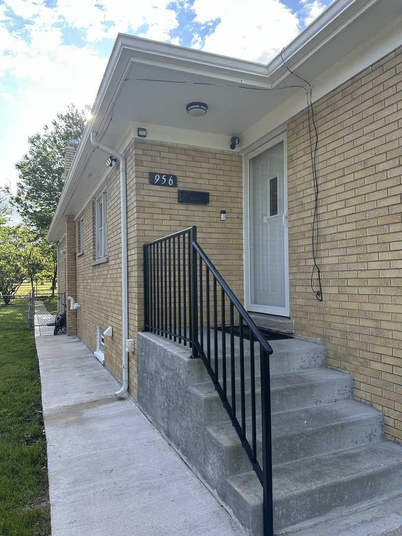 956 Greenbay Avenue, Calumet City, IL 60409