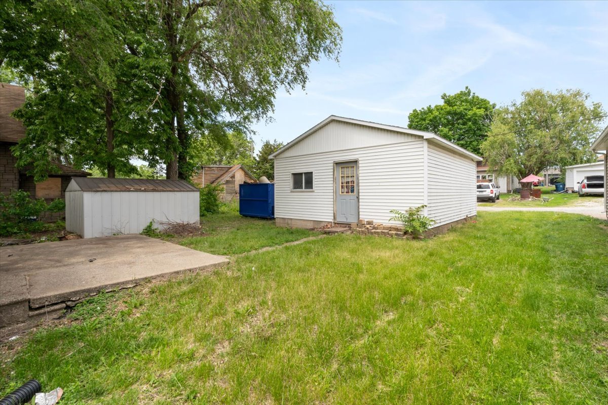 2007 3x Avenue, East Moline, IL 61244