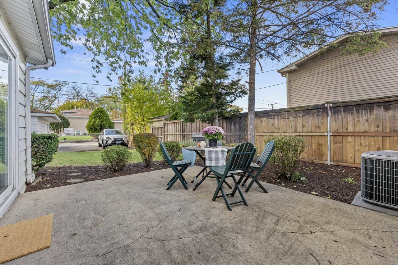 1724 Illinois Street, Des Plaines, IL 60018