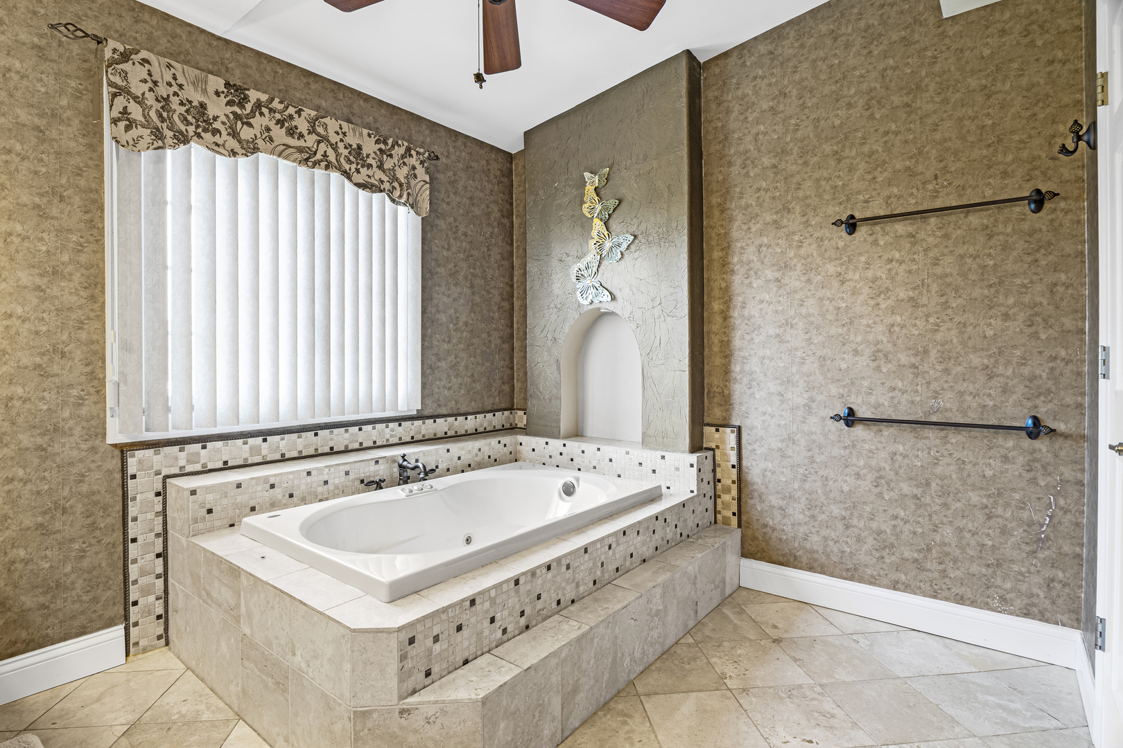 1086 Brighton Drive, Carol Stream, IL 60188