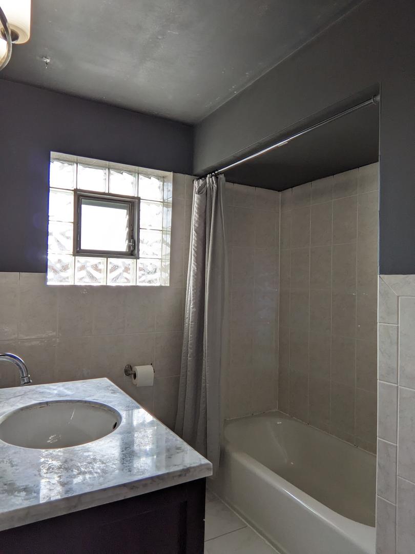 16W631 56th Street #2, Clarendon Hills, IL 60514