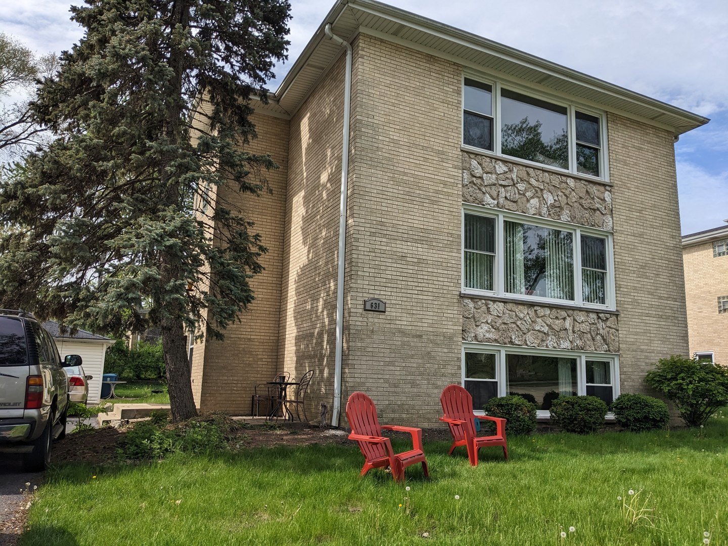 16W631 56th Street #2, Clarendon Hills, IL 60514
