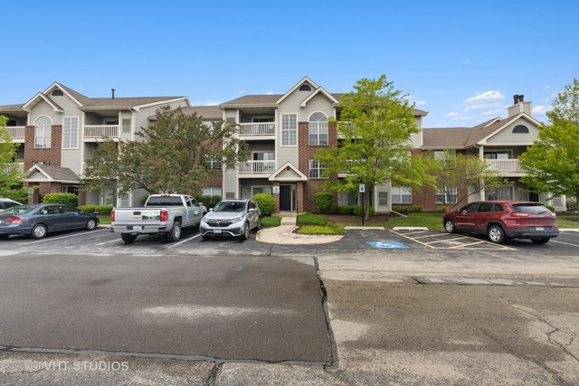 8 Sterling Circle #304, Wheaton, IL 60189