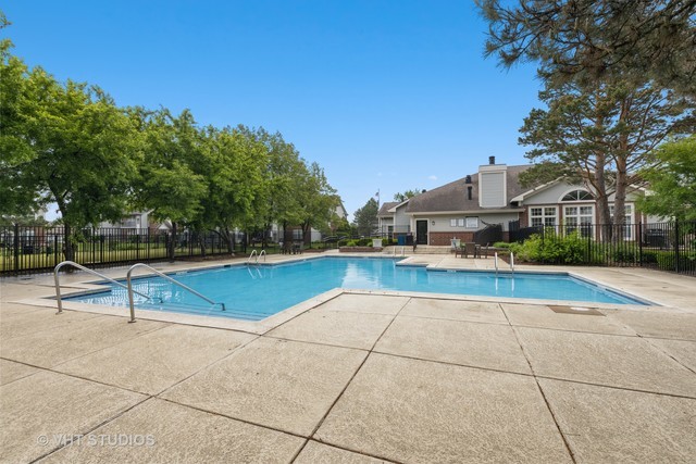 26 Sterling Circle #105, Wheaton, IL 60189