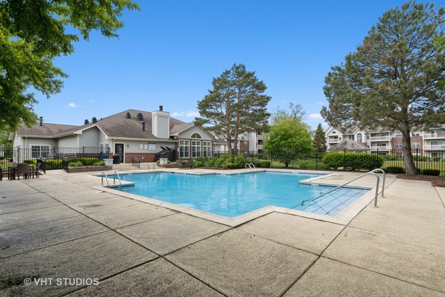 32 Sterling Circle #205, Wheaton, IL 60189