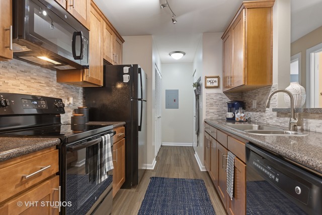 34 Sterling Circle #206, Wheaton, IL 60189