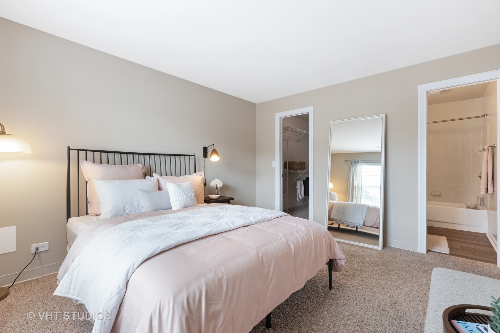99 Kensington Circle #101, Wheaton, IL 60189