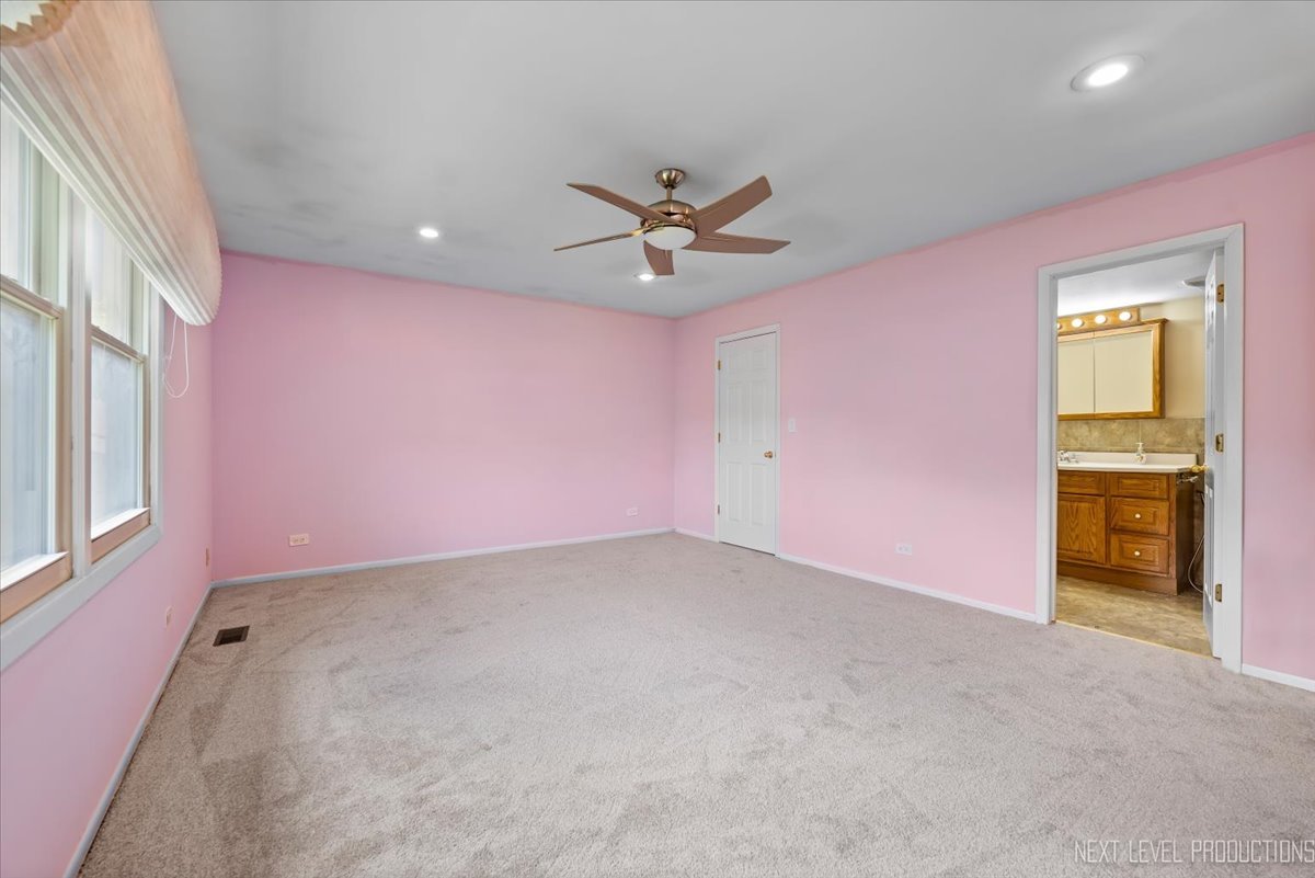 313 Deming Place, Westmont, IL 60559