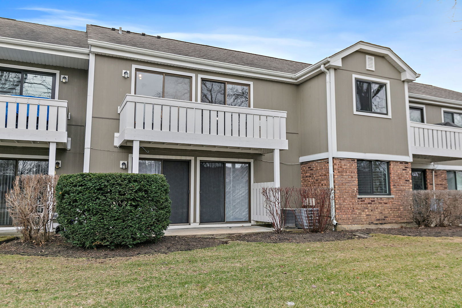 218 Deerpath Court #B2, Schaumburg, IL 60193