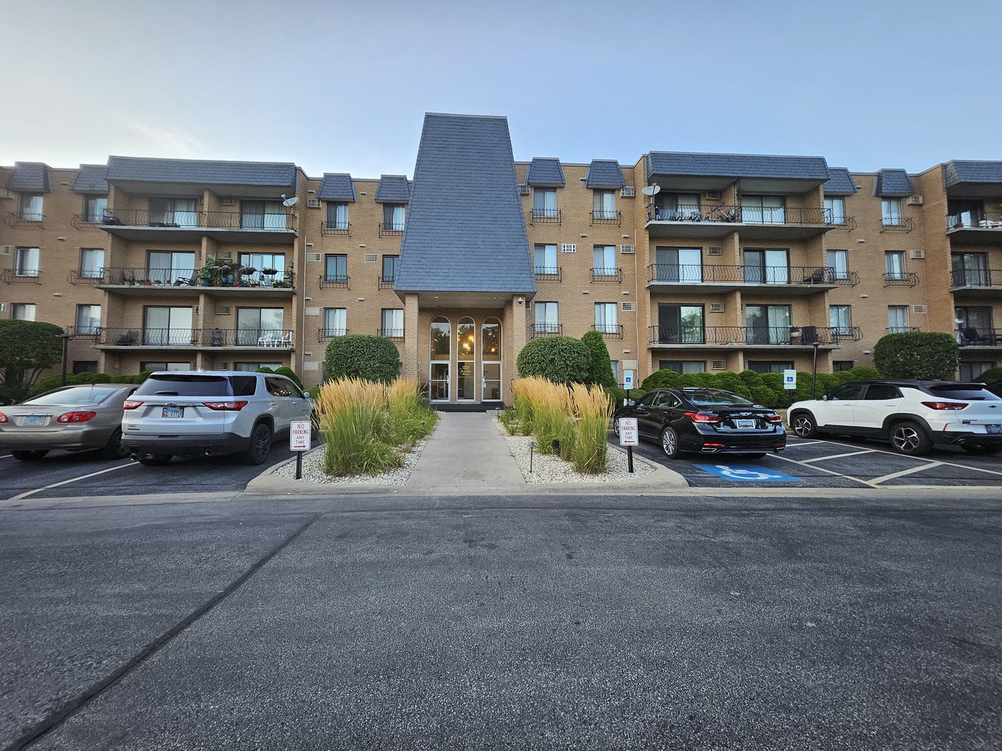 931 W Arquilla Drive #415, Glenwood, IL 60425