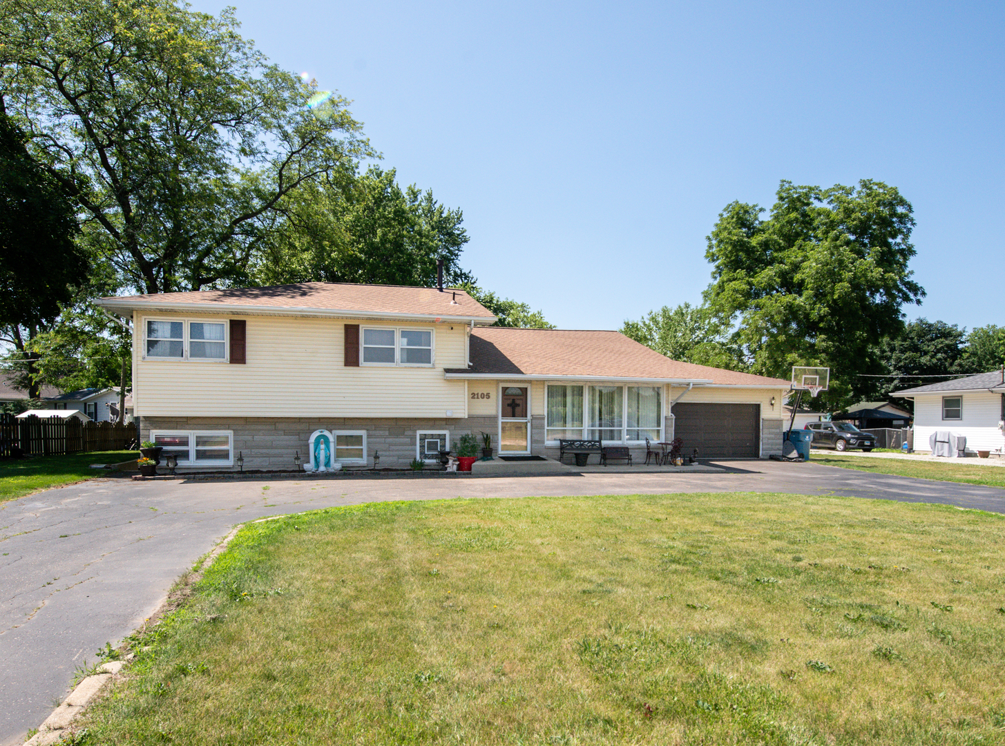 2105 Caton Farm Road, Crest Hill, IL 60403
