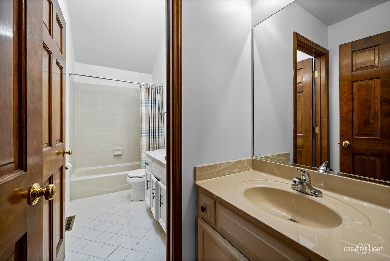 35 Venetian Way, Wheaton, IL 60189