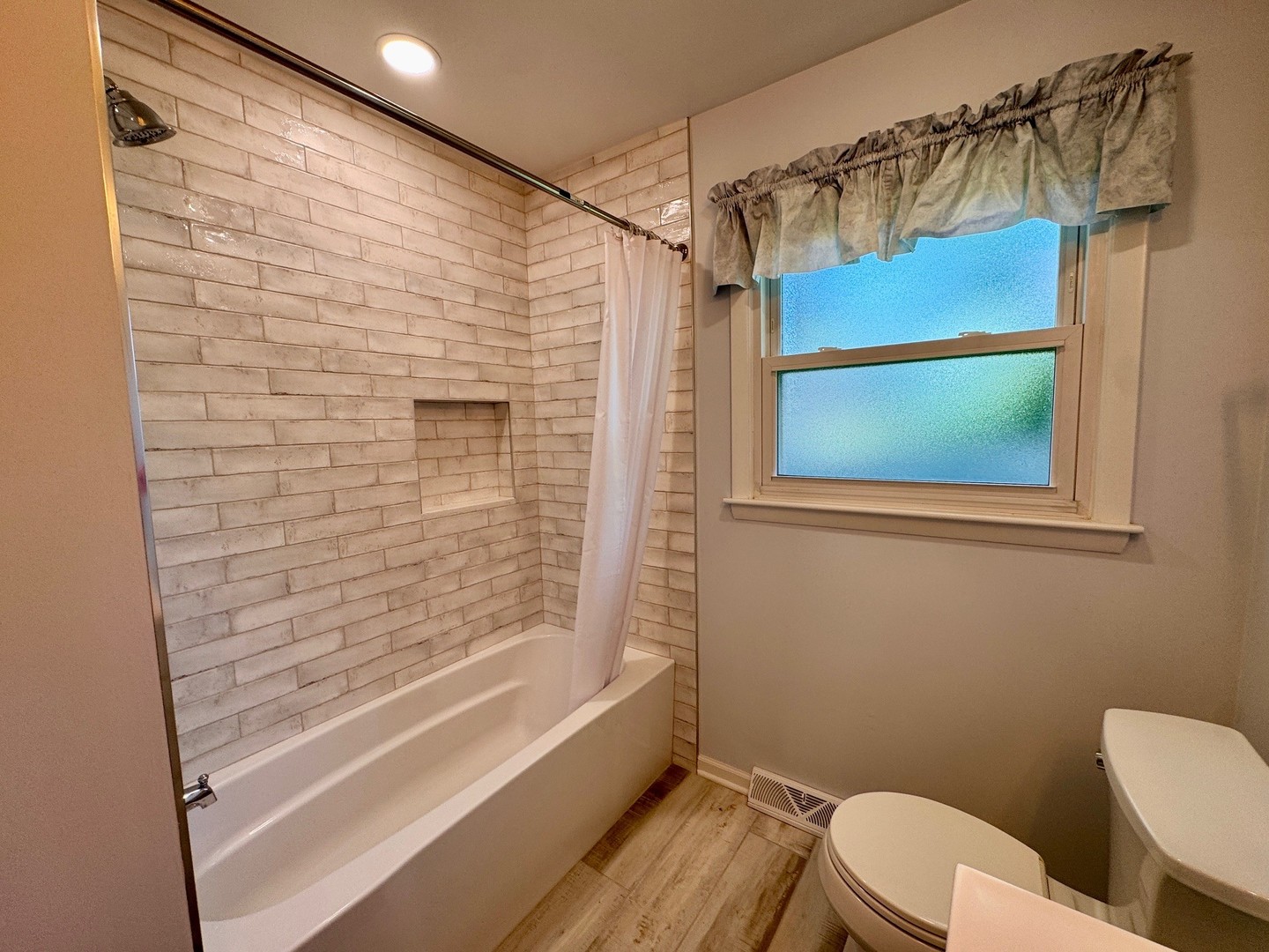 1805 E Tano Lane, Mount Prospect, IL 60056