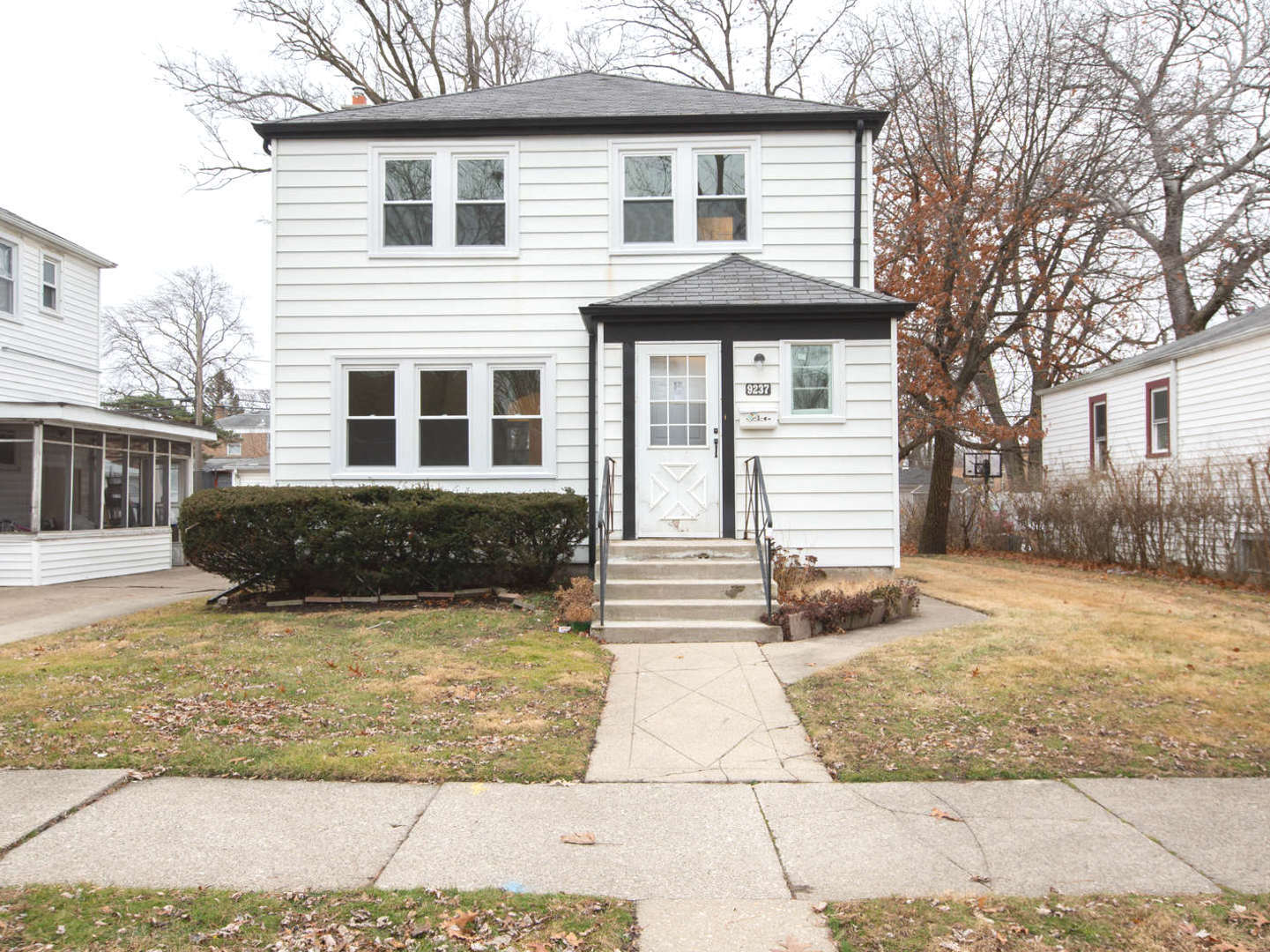 9237 S Utica Avenue, Evergreen Park, IL 60805