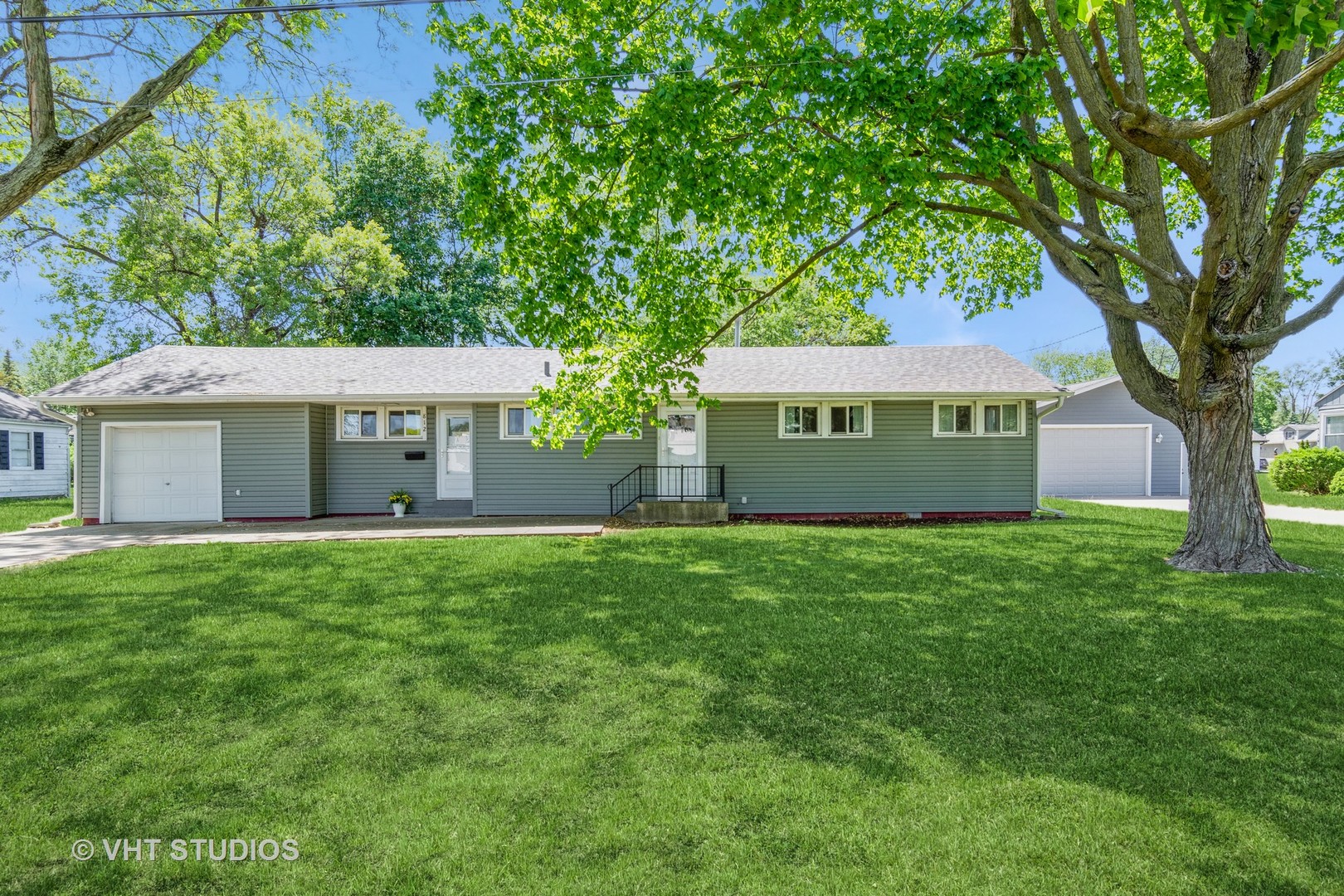 812 S Center Street, Plano, IL 60545