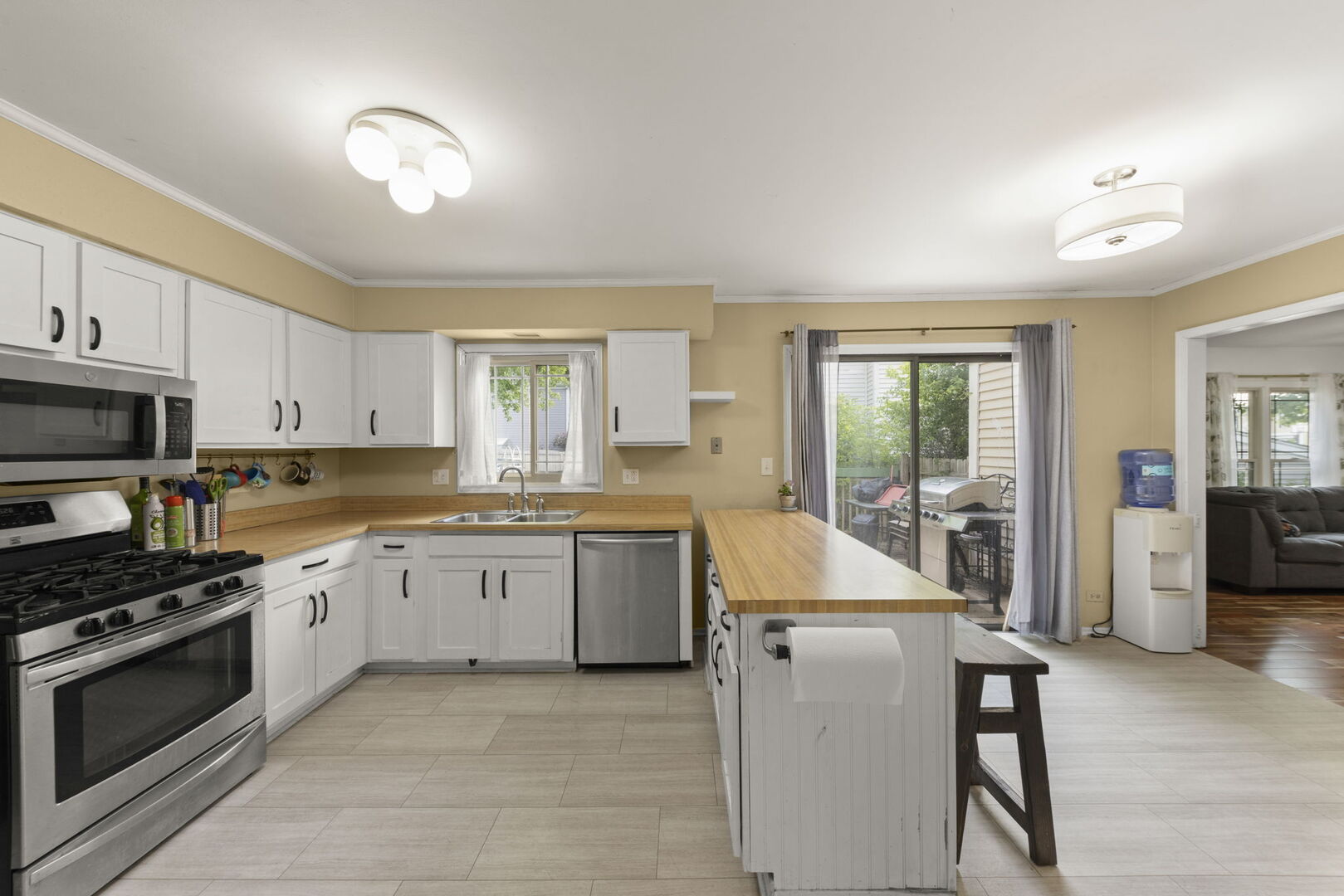 1004 Evergreen Drive, Carol Stream, IL 60188