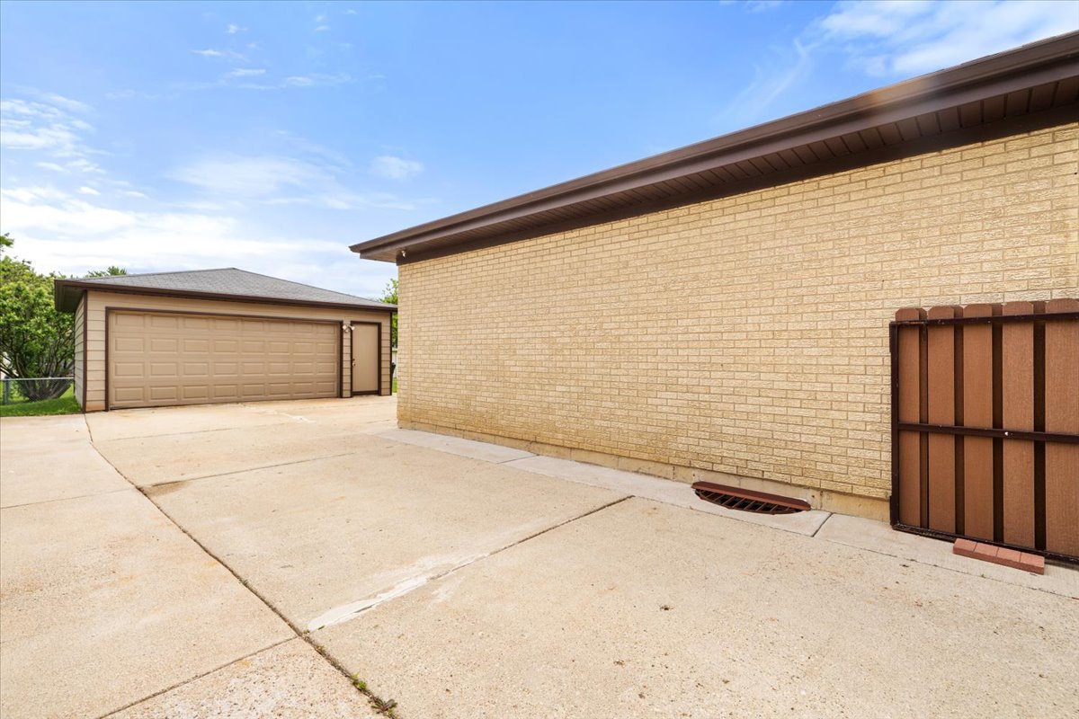 703 Berkshire Lane, Schaumburg, IL 60193