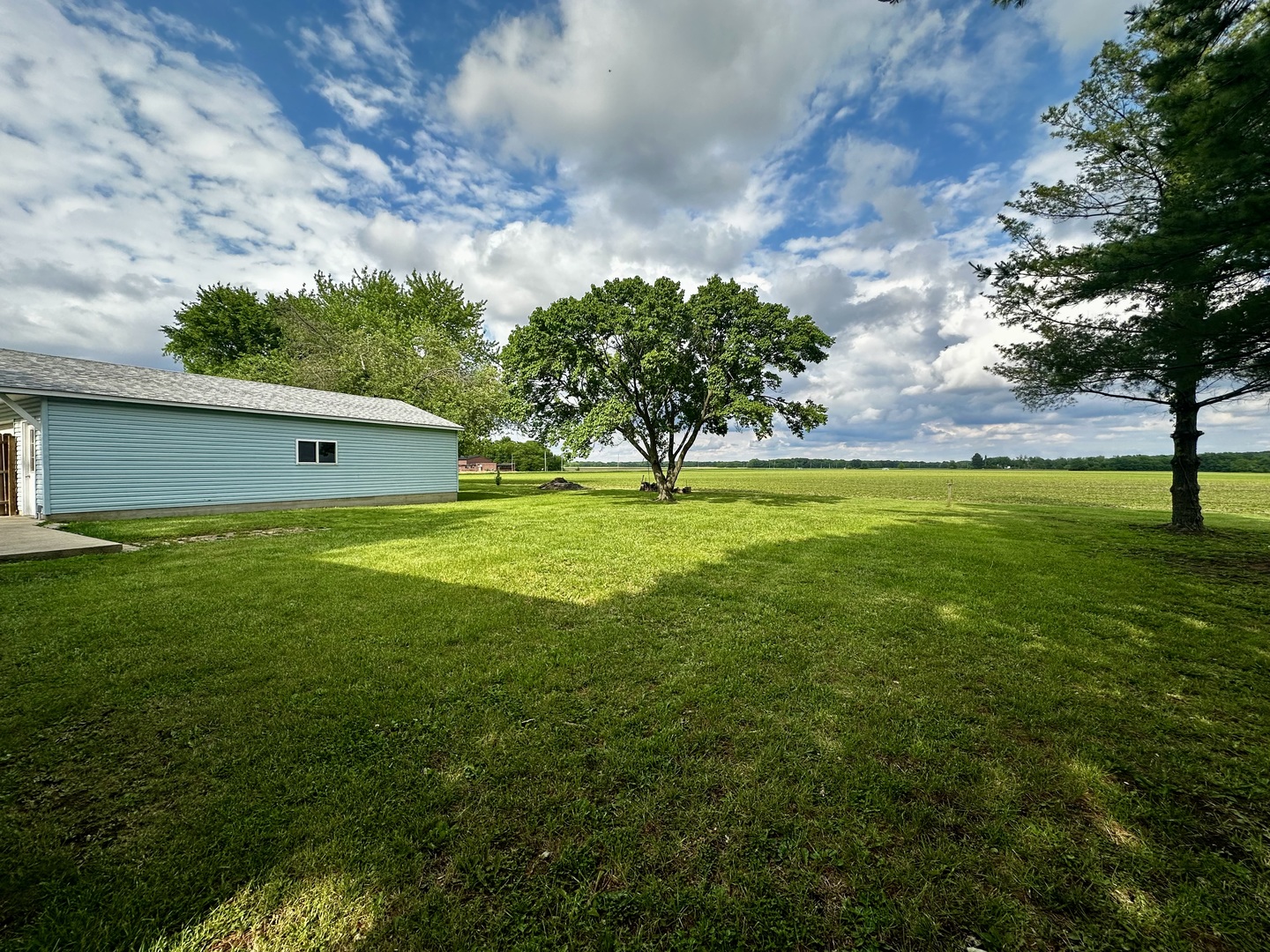 1008 Bloomington Street, Dewitt, IL 61735