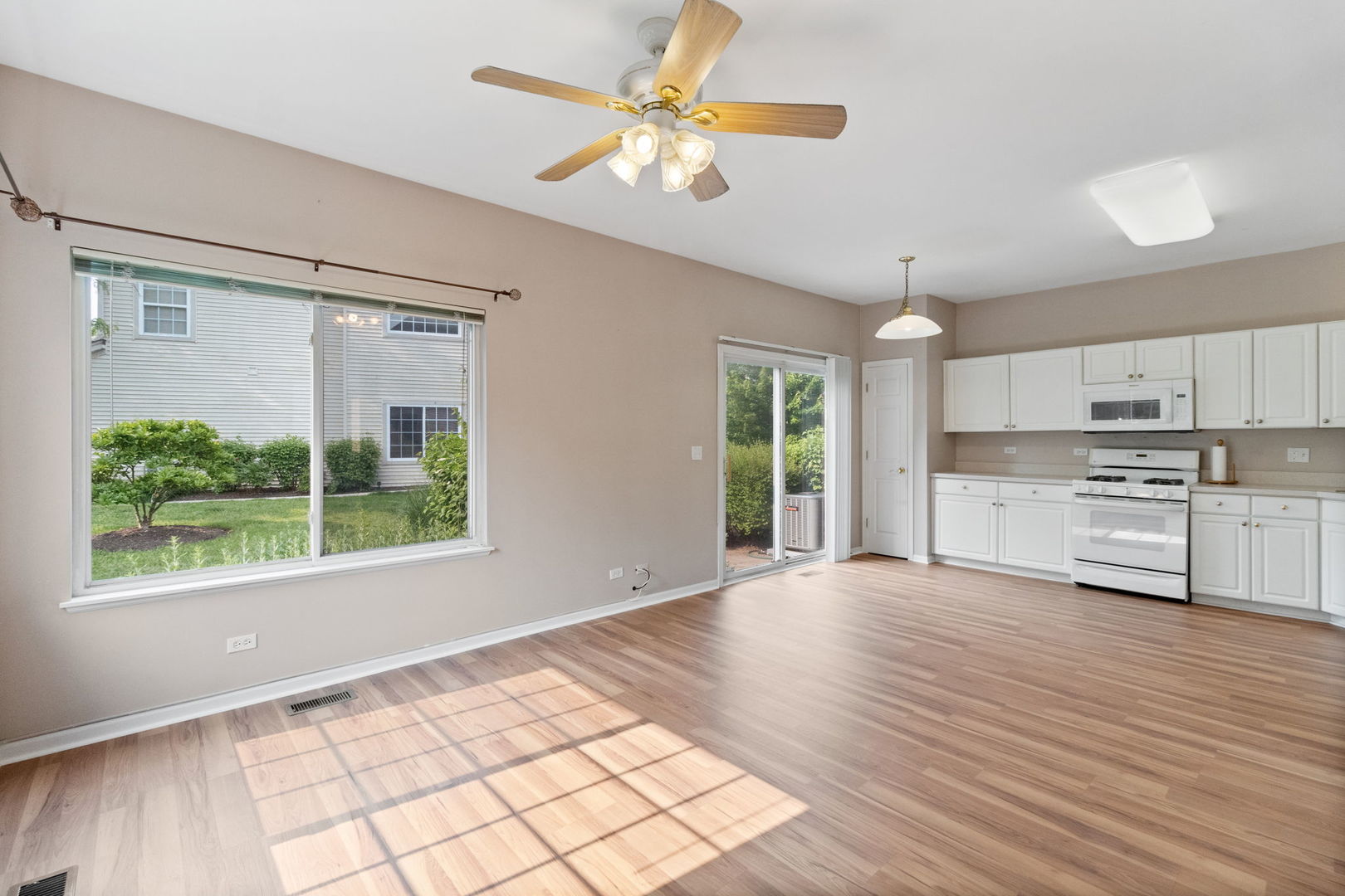 390 Jamestown Court, Aurora, IL 60502