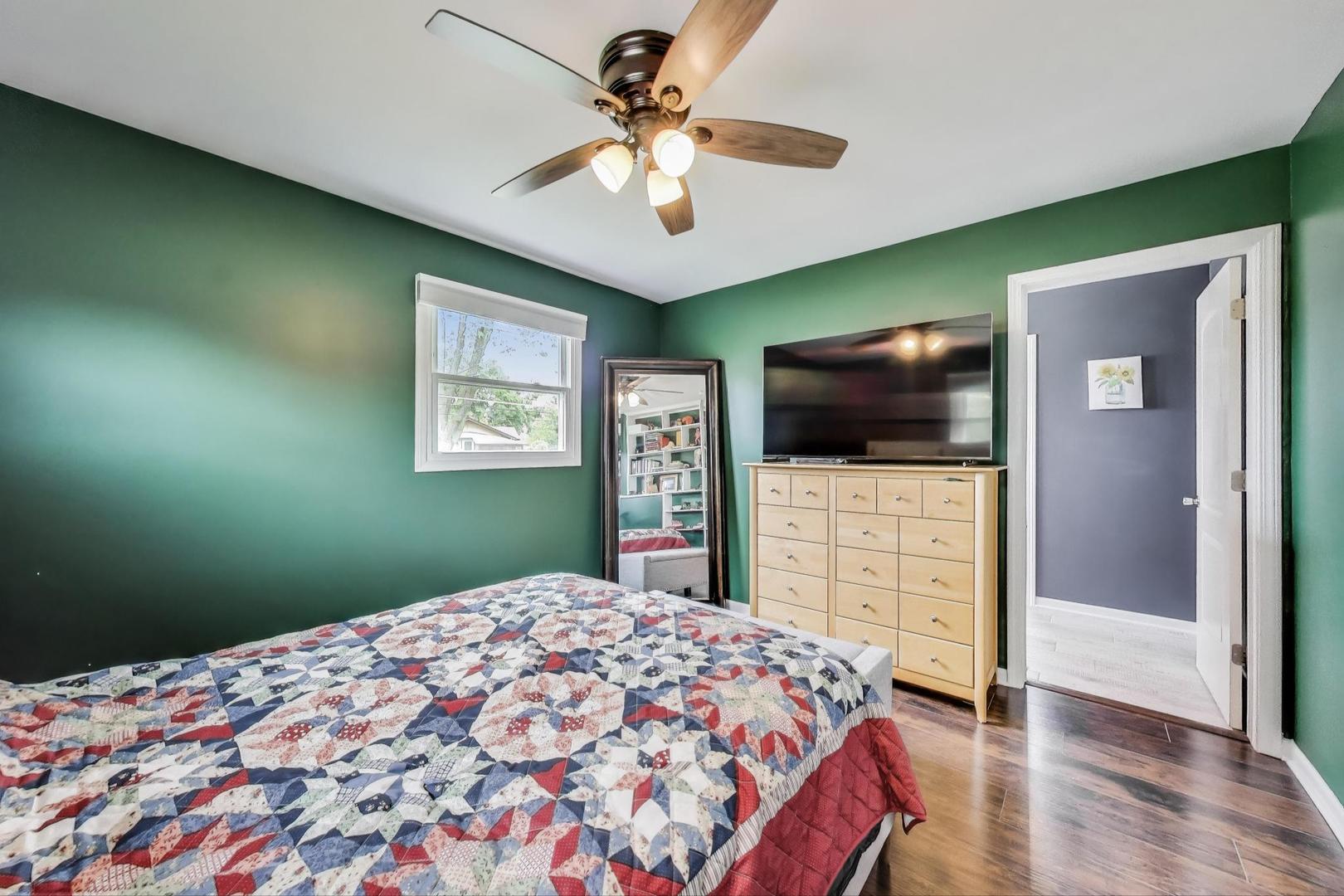 1086 E Thacker Street, Des Plaines, IL 60016