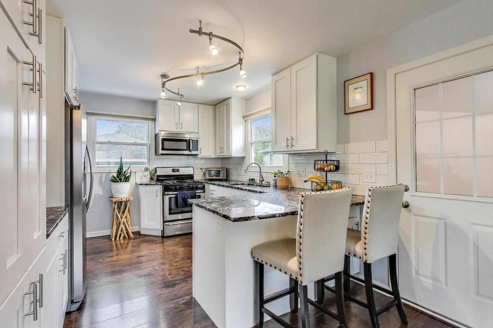 1086 E Thacker Street, Des Plaines, IL 60016