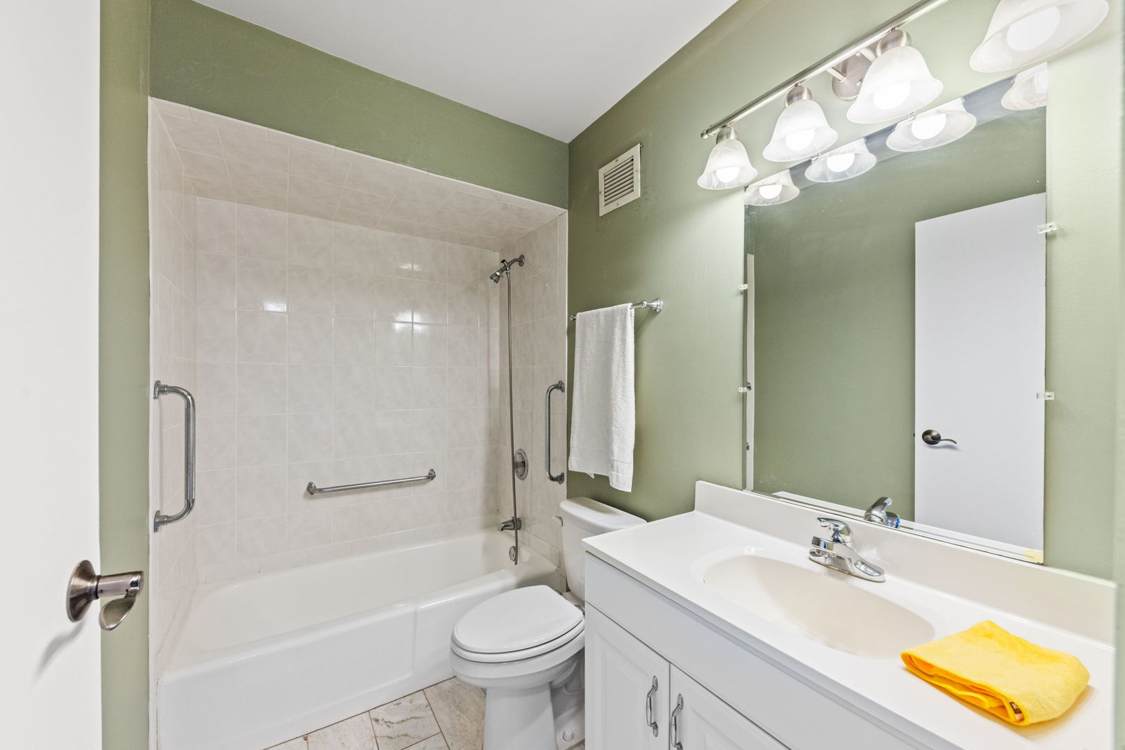 40 N Tower Road #14B, Oak Brook, IL 60523