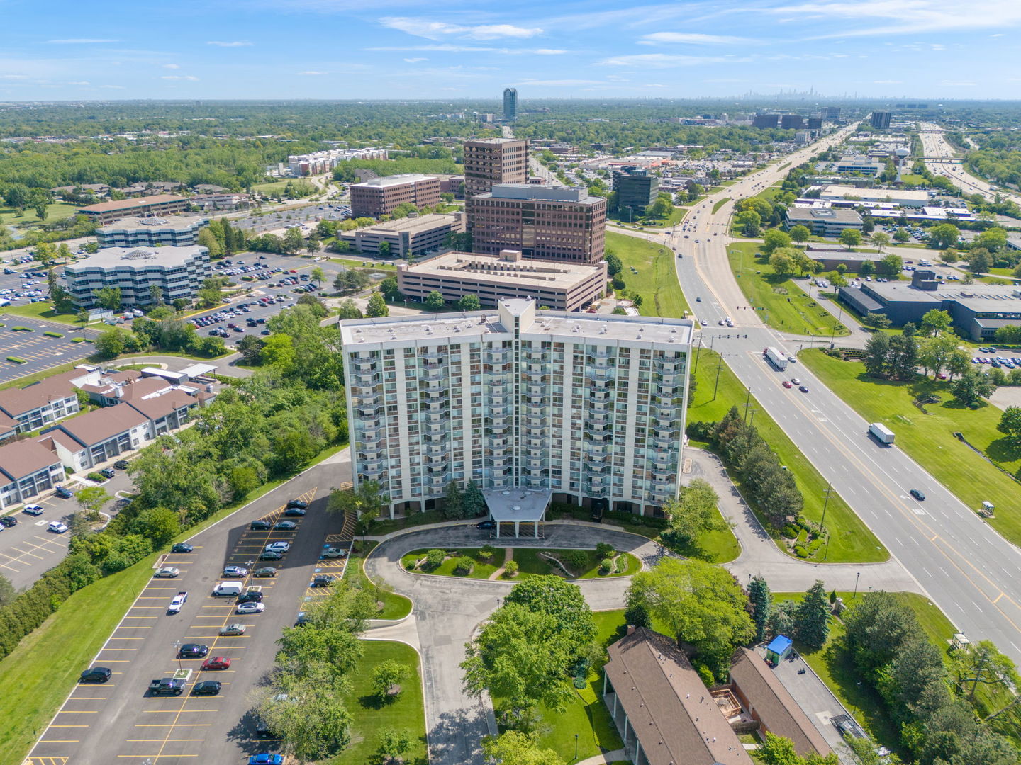40 N Tower Road #14B, Oak Brook, IL 60523